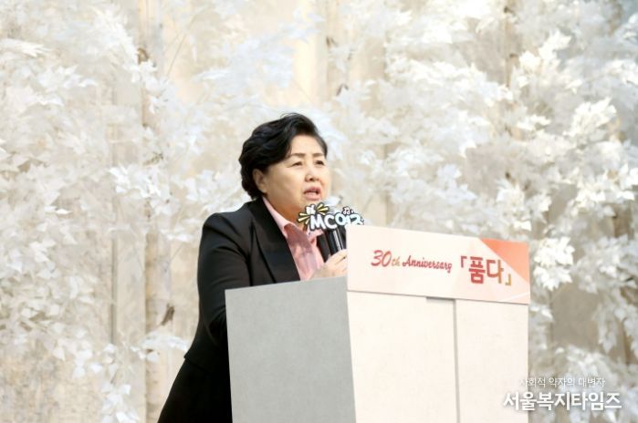 민간어린이집연합회 창립 30주년 기념행사에서 축사 중인 김영옥 위원장