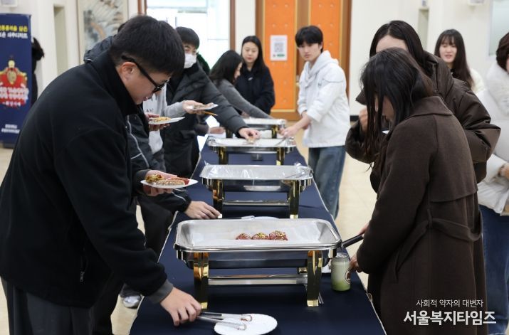 보은군–충청대학교 협업, 특산물 보은군 특산물 활용한 디저트 시제품 전시‧품평회 개최-직원들이 품평회 음식을 뜨고 있다,