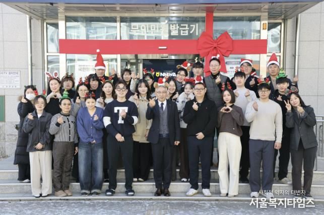 보은군, 대형 리본과 산타모자… 민원실이 크리스마스 선물로 변신! 연말 분위기 가득한 '감성 행정서비스'
