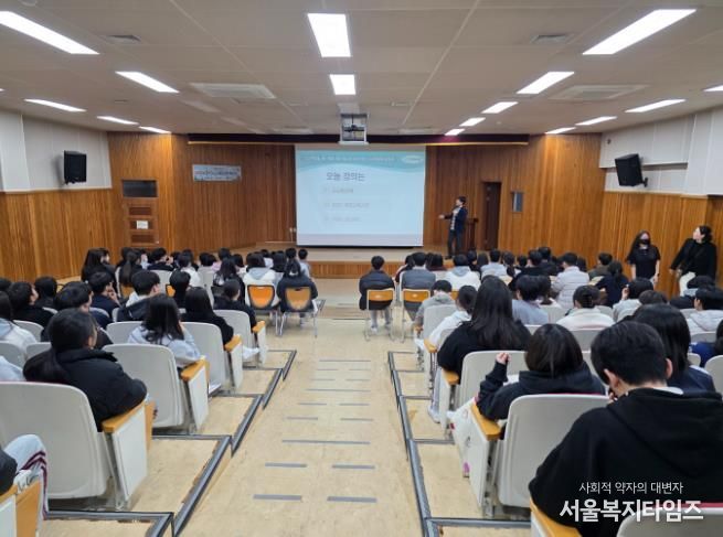 무거중 3학년 학생들이 1일 '학교로 찾아가는 고교학점제 설명회' 연수를 듣고있다