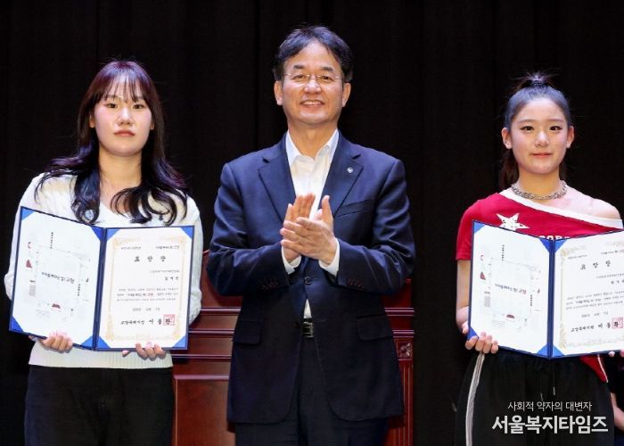 이동환 고양시장과 모범 청소년 치어리더 표창장 수상 기념촬영