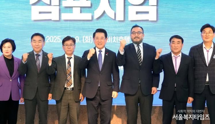 김영록 전라남도지사가 9일 목포 신안비치호텔에서 열린 ‘해상풍력사업 국민 100조 펀드 도약 심포지엄’에 참석해 주요내빈과 기념촬영을 하고 있다.