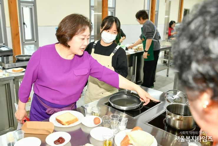 2026 화천산천어축제 길거리 음식 레시피 교육이 지난 9일 사내면 화천힐링센터에서 이보은 요리 연구가를 비롯해 입점 신청 단체들이 참여한 가운데 열렸다