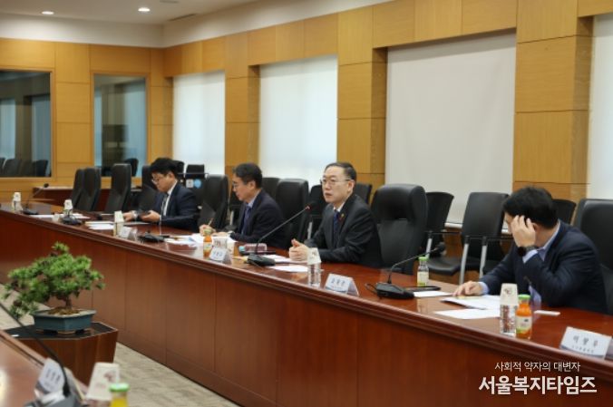 이명구 관세청장(오른쪽에서 두번째)이 9일 서울세관에서 열린 관세청 수사발전 자문위원회 출범식에서 발언하고 있다.