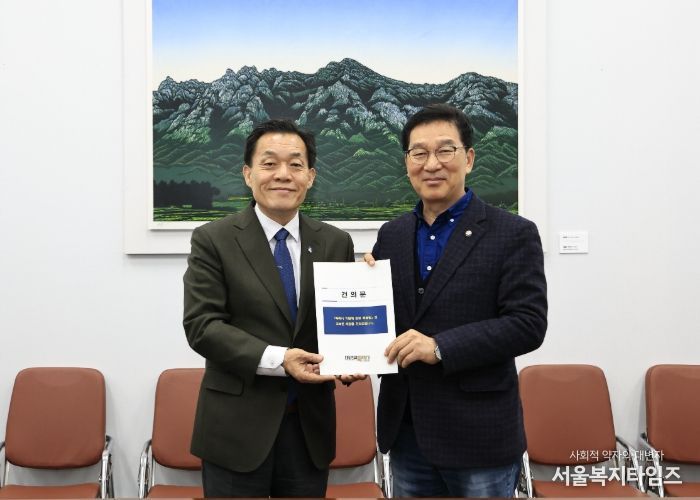 이재준 수원시장(왼쪽)이 신정훈 국회 행정안전위원장에게 건의문을 전달하고 있다.