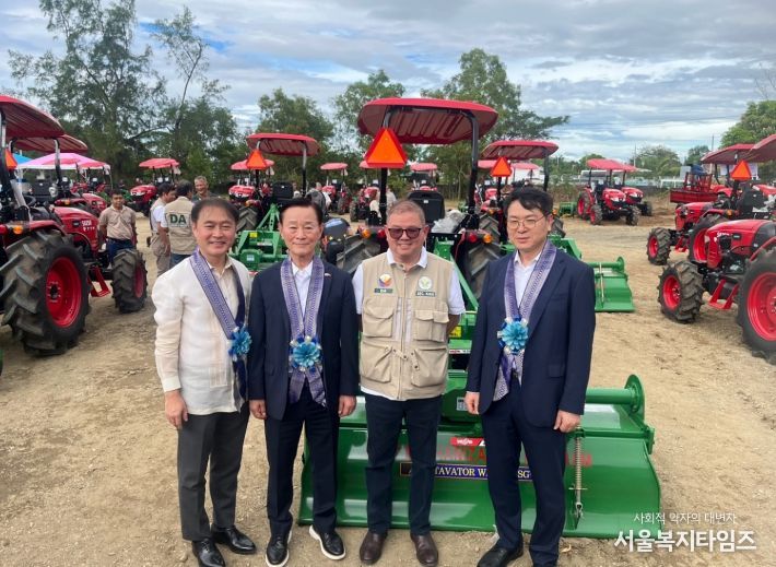 필리핀 착공식(왼쪽부터 이상화 필리핀대사, 김신길 농기계조합 이사장, 필리핀 농업부장관, 김정욱 농업혁신정책실장)