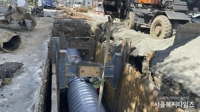 서산시가 지난 9월 하수관로를 설치하는 모습