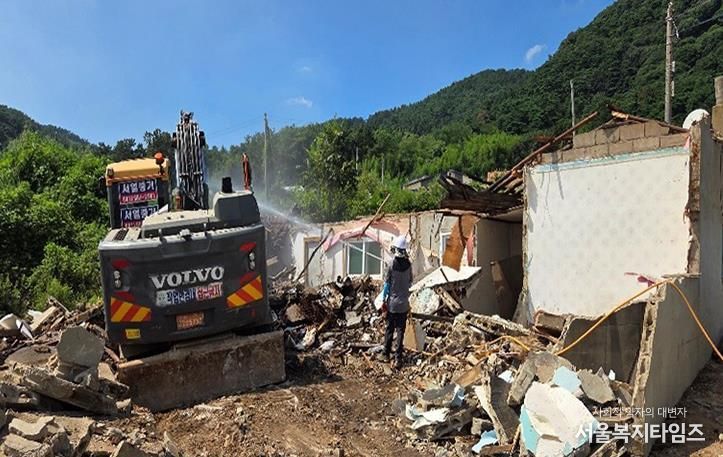 서산시가 올해 빈집 정비사업을 통해 인지면 일원 빈집을 철거하는 모습