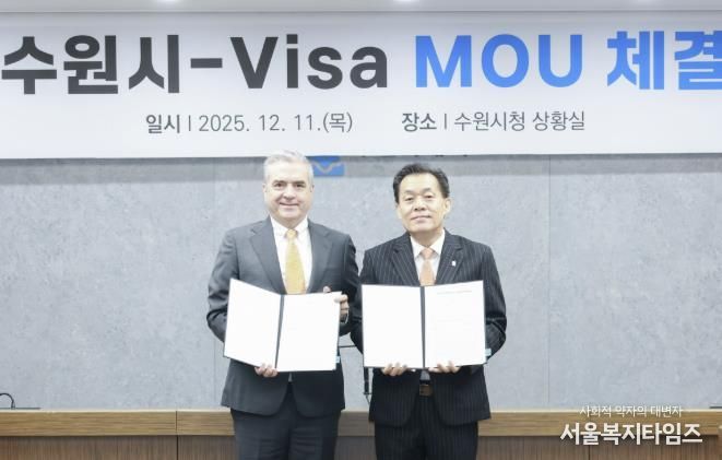 이재준 수원시장(오른쪽)과 패트릭 스토리 비자 코리아 사장이 협약 체결 후 함께하고 있다.