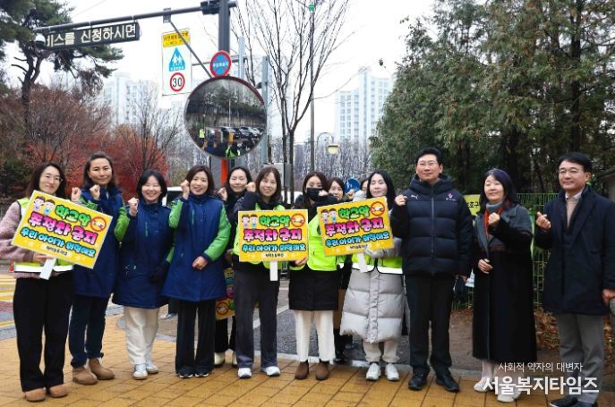 이상일 용인특례시장이 11일 청덕초등학교를 방문해 교통지도봉사를 했다.