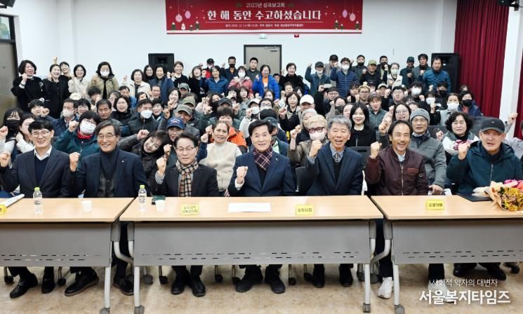 밀양지역자활센터에서 열린 2025년 자활사업 성과보고회 참석자들이 기념 촬영을 하고 있다.