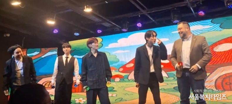 공연을 하고있는 K-Pop 개그 아이돌 과 바스티안 뢰슬러 회장 회장 (Plasmatreat Korea) (사진제공: 주한외국기업연합회 KOFA)