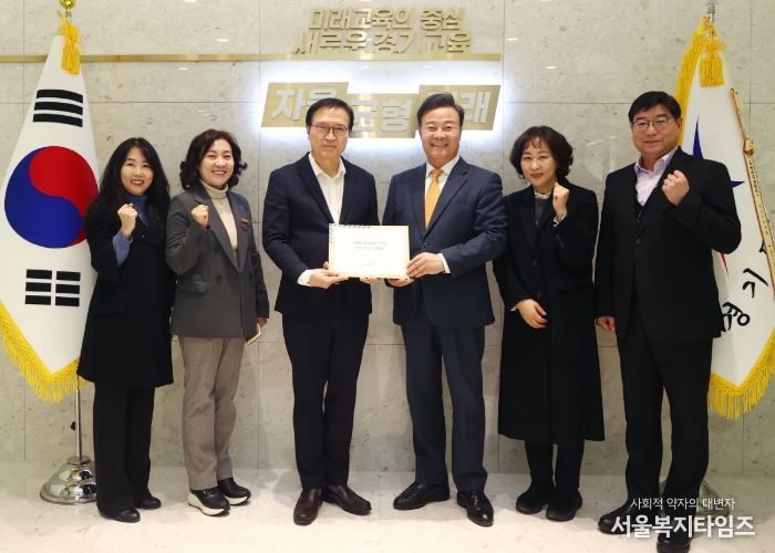 김성제 시장이 임태희 교육감에게 의왕교육지원청 신설 신속 추진 건의문을 전달하고 있다.