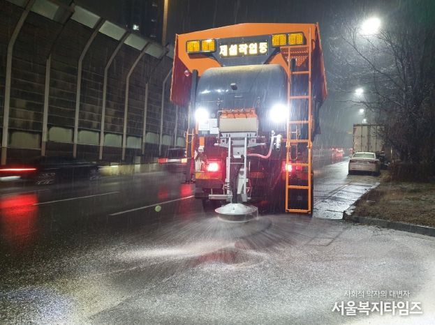 수원시가 13일 저녁 제설차량을 운행하며 제설제를 살포하고 있다.