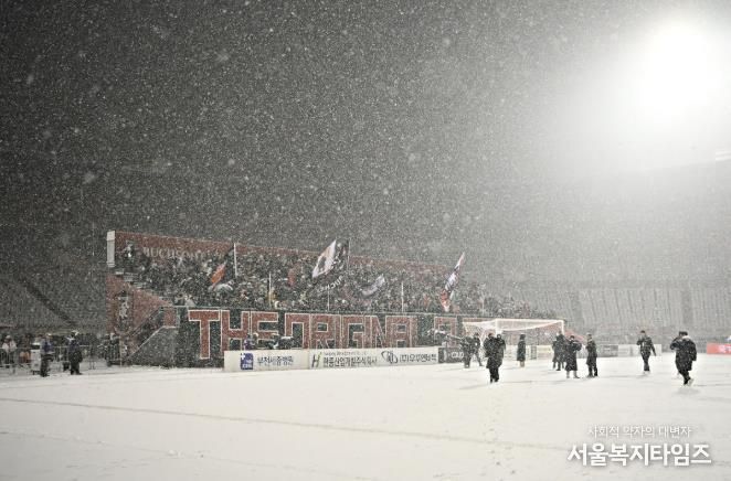 이달 4일, 부천FC1995의 승강 PO 1차전이 폭설로 연기된 후에도 헤르메스가 자리를 지키며 응원하고 있다.