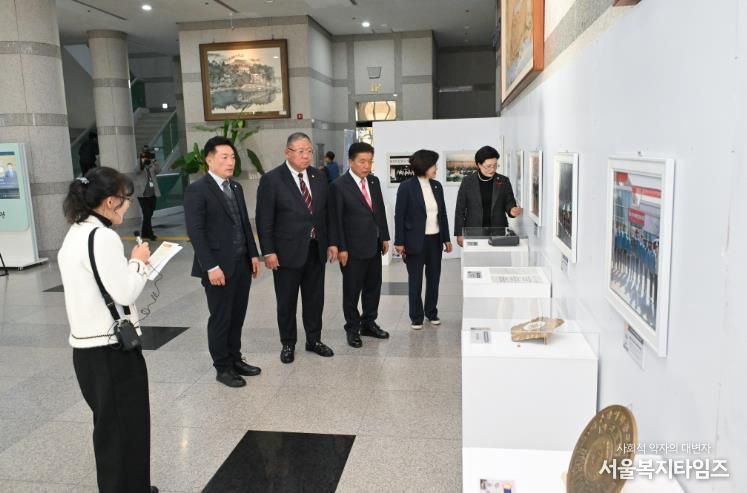 진주시의회, 역사적 순간들 한눈에…의정활동 사진전 열어