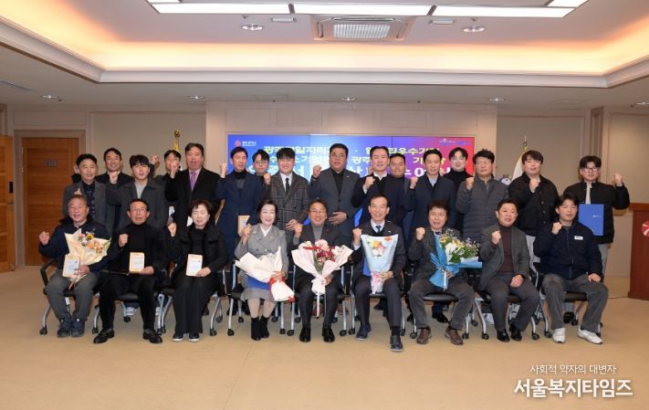 강기정 광주광역시장이 16일 오전 시청 비즈니스룸에서 열린 광주명장·기술장 등 인증서 및 상패 수여식에 참석해 인증서 및 상패를 수여한 후 수상자들과 함께 기념촬영을 하고 있다. /광주광역시 제공