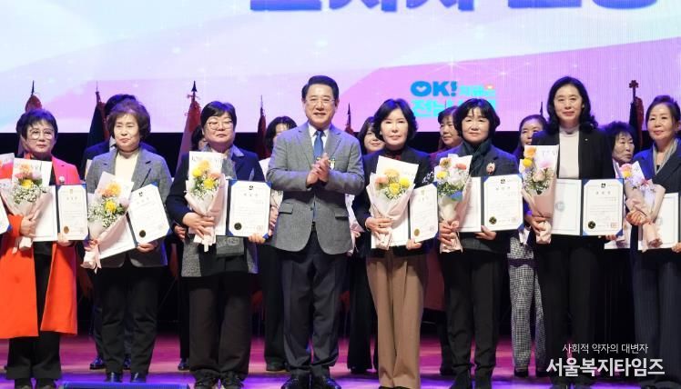 김영록 전라남도지사가 16일 도청 김대중강당에서 열린 ‘제28회 전라남도 여성대회’에 참석해 지역발전과 여성의 권익 신장에 기여한 유공자에게 표창장을 수여한 뒤 기념촬영을 하고 있다.