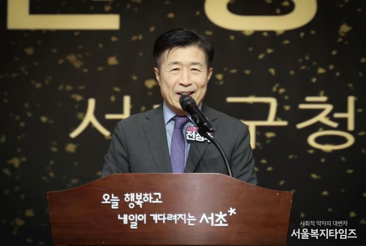 전성수 서초구청장이 16일 서초문화예술회관 아트홀에서 열린 ‘서초노인대학 제34기 졸업식’에 참석해 인사말씀하고 있다.