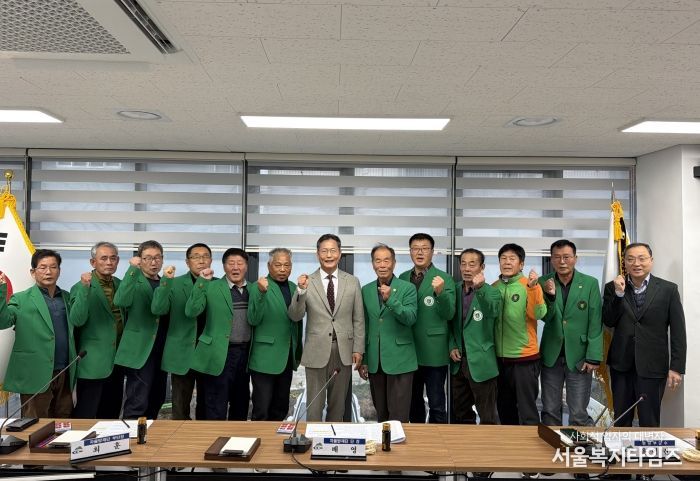 지난 16일, 겨울철 재난 대비를 위한 간담회에서 윤여권 부군수와 지역자율방재단이 함께 기념촬영을 하고 있다.