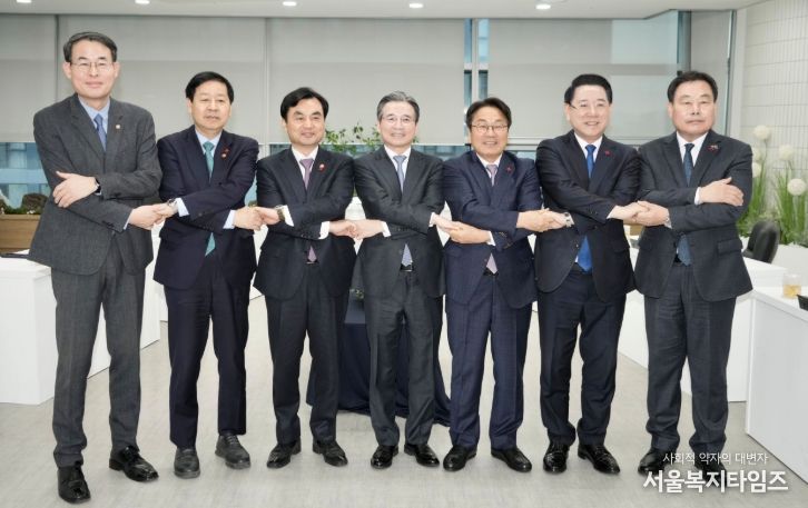 강기정 광주광역시장이 17일 광주도시공사에서 열린 대통령실 주관 '광주 군공항 이전 전담팀(TF) 6자 협의체' 회의에 앞서 참석자들과 기념촬영을 하고 있다. (사진 왼쪽부터 강희업 국토교통부 제2차관, 구윤철 기획재정부 장관, 안규백 국방부 장관, 김용범 대통령실 정책실장, 강기정 광주광역시장, 김영록 전라남도지사, 김산 무안군수) /광주광역시 제공