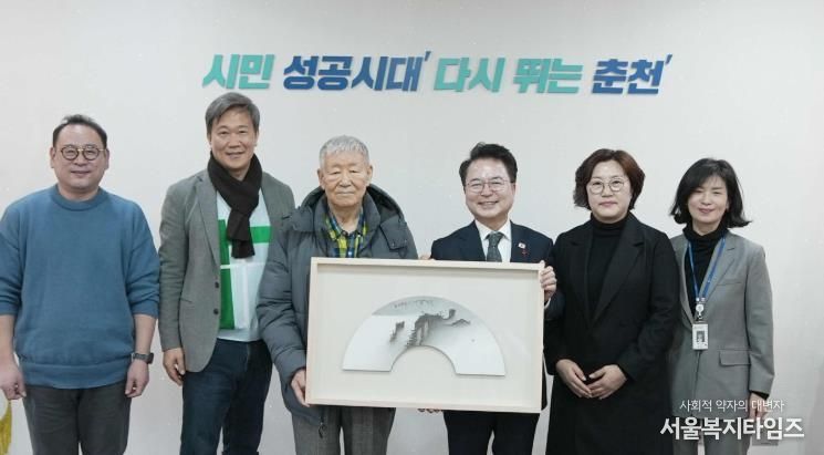 한국화 거장 임전 허문, 춘천시에 ‘운무산수화’ 기증