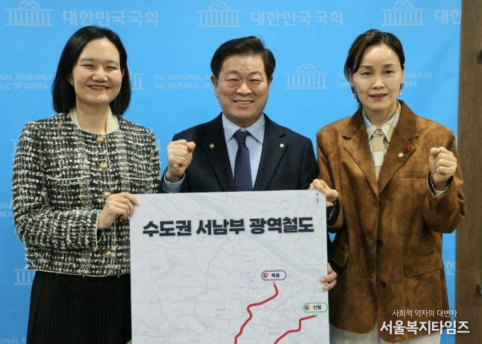 박승원 광명시장이 23일 오후 국회에서 열린 ‘수도권 서남부 광역철도(가칭) 추진 기자회견'에 참석해 재정사업과 민간투자사업을 동시에 추진하는 투트랙(Two-Track, 병행) 전략으로 신천~하안~신림선의 조기 착공을 반드시 이끌어 내겠다는 의지를 밝혔다. 사진 왼쪽부터 김남희 국회의원(광명 을), 박승원 광명시장, 임오경 국회의원(광명 갑).