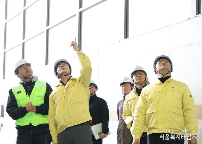 정명근 화성특례시장이 지난 24일 동탄숲 생태터널 긴급안전조치 현장을 찾아 공사 추진상황을 살피고 있다