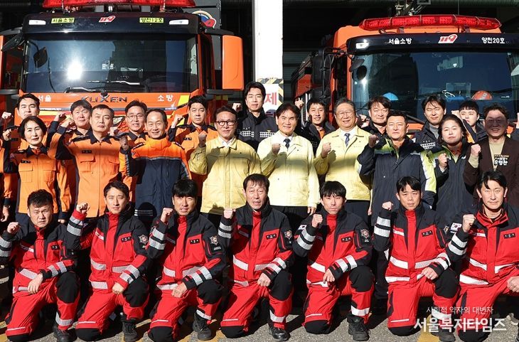 김민석 국무총리가 31일 양천구 양천소방서를 방문, 소방 관계자로부터 업무 현황 등을 보고 받고 소방 근무자들을 격려하고 있다.