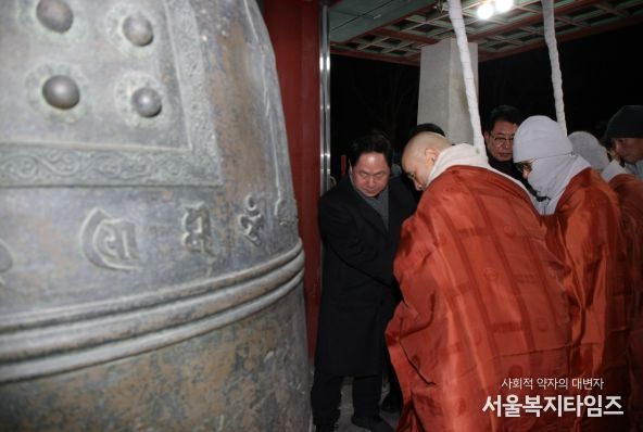 타종에 참여하고 있는 주광덕 시장