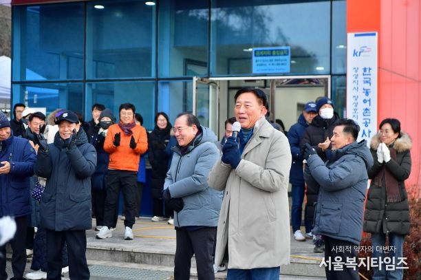 김한종 장성군수가 해맞이 행사를 찾은 군민들에게 감사 인사와 덕담을 전하고 있다.