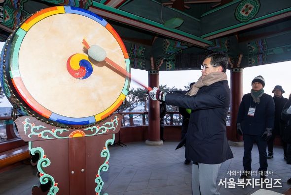 2026년 용왕산 해맞이 행사에서 이기재 양천구청장이 대북 타고로 병오년의 힘찬 출발을 알리고 있는 모습