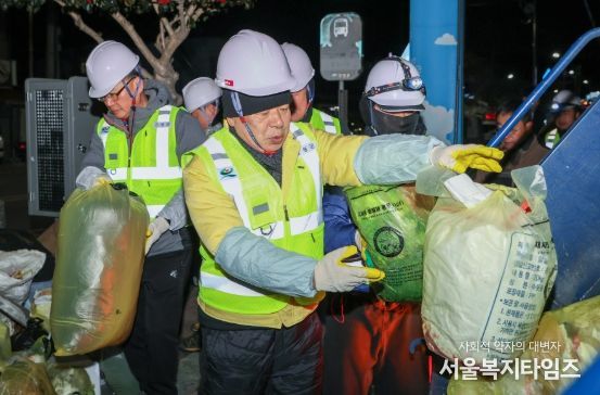 고성군, 새해 새벽을 쓰레기 수거와 환경근로자 격려로 시작하다