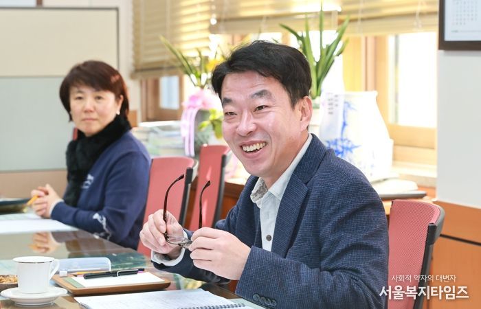 최혁준 경주부시장이 3일 청사에서 국별 현안사업 업무보고를 받으며 시정 전반을 점검하고 있다.