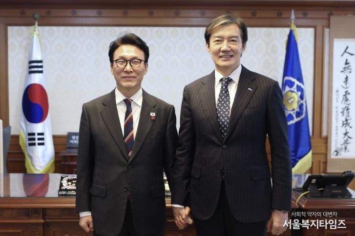 김민석 국무총리가 5일 세종대로 정부서울청사에서 조국, 조국혁신당 대표와 면담을 하고 있다.