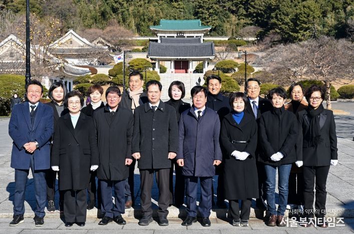 해운대구의회 의원들이 8일 충렬사 참배 후 기념촬영을 하고 있다.