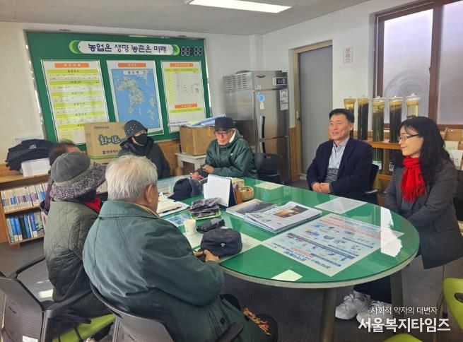 지난 7일, 농업기술센터 증도지소에서 관계 공무원 및 농업인들이 당면 영농 및 현안사업 등에 대하여 정보를 나누고 있다.