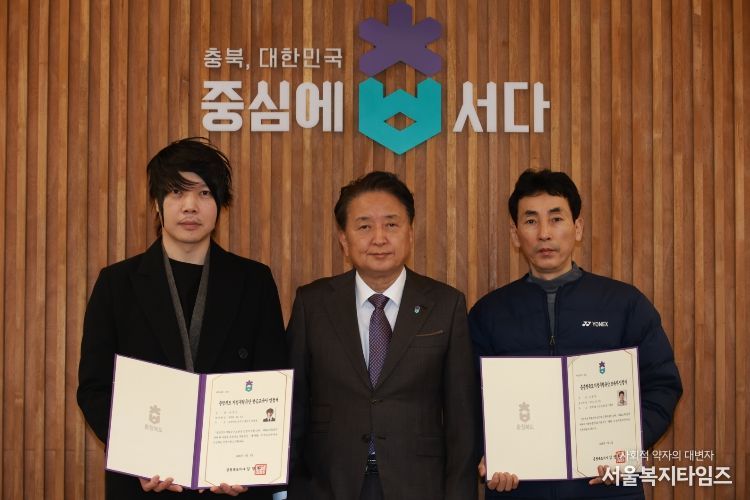 충북도 지정 무형유산 전승자 인정서 수여(왼쪽부터 양창언 씨, 감영환 지사, 유동열 씨)