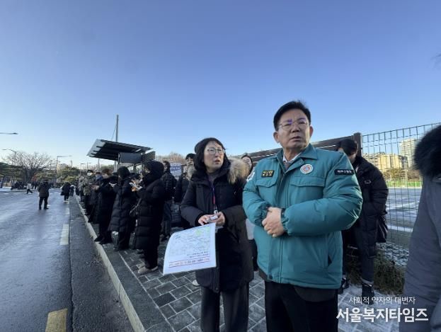 디지털미디어시티(DMC)역을 찾아 무료 셔틀버스 운행을 살피는 박강수 마포구청