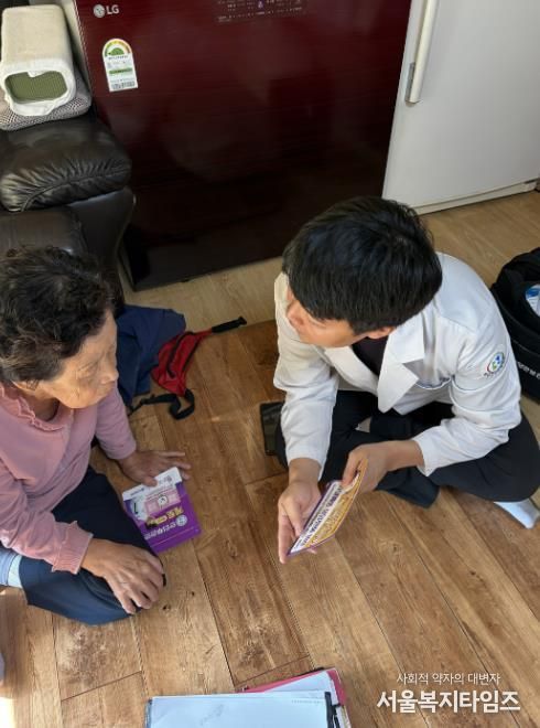 전수조사 전담 인력이 어르신 가정을 방문해 전수조사를 진행하고 자살예방에 대한 설명을 드리고 있다.