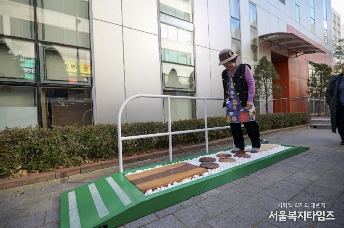 용인특례시가 지역내 3곳의 복지관에 인지건강디자인 시설물을 설치했다