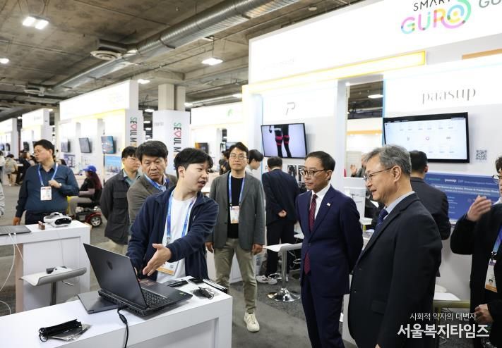 CES 2026에 참가한 구로구 스타트업이 구로G밸리관 부스에서 기술을 설명하고 있다.