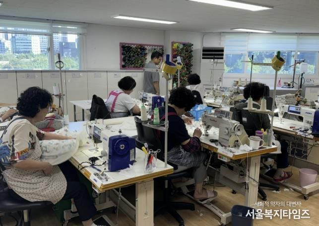 다복꾸러미 제작 중인 ‘할머니와 재봉틀’ 고양시니어클럽