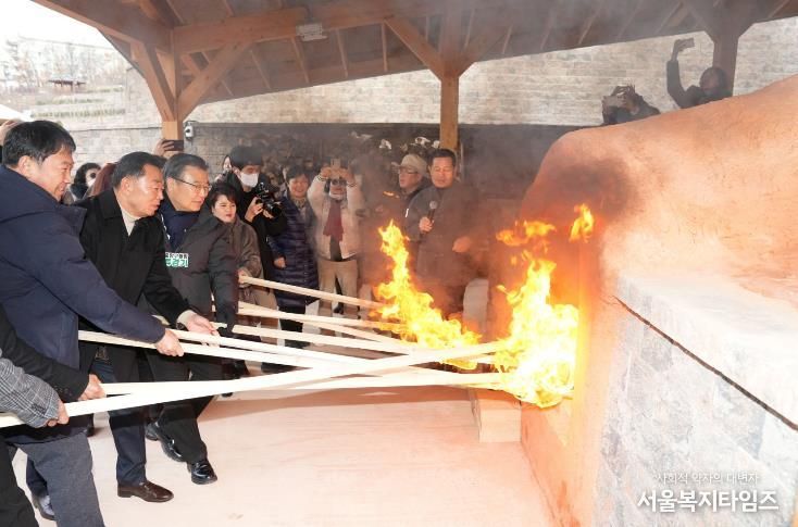 옹기문화마당 준공식 참석자들이 전통가마에 불을 붙이는 모습