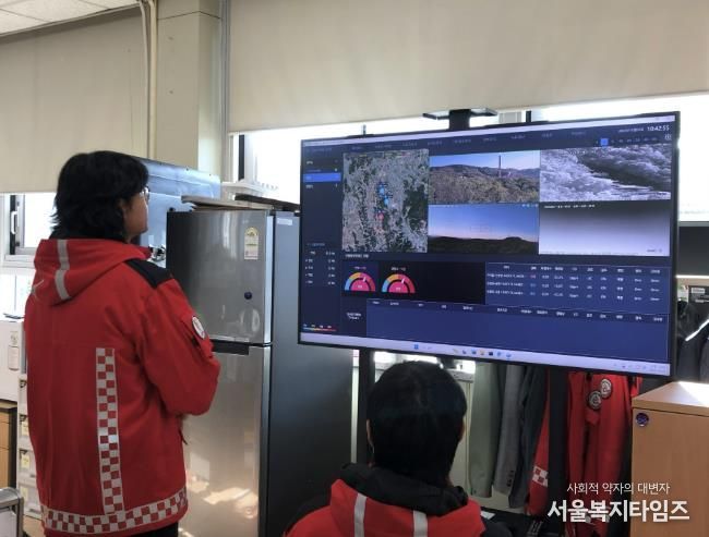 산불방치대책본부 소속 직원들이 AI 산불감시 카메라가 전송하는 정보를 통해 산불을 실시간으로 감사하고 있다.