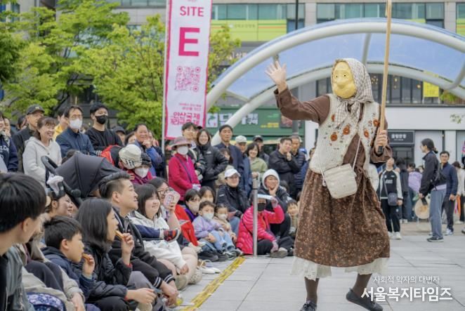 2025년 제21회 안산국제거리극축제 국내공식 참가작 '찰칵찰칵' 공연 사진(안산문화재단 제공).