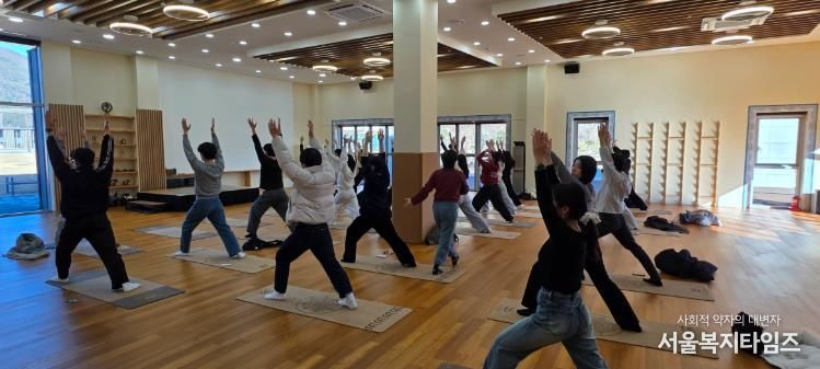 22일 요가컬처타운을 방문한 경남교육청교육연수원 연수생들이 인도정통 요가를 체험하고 있다.