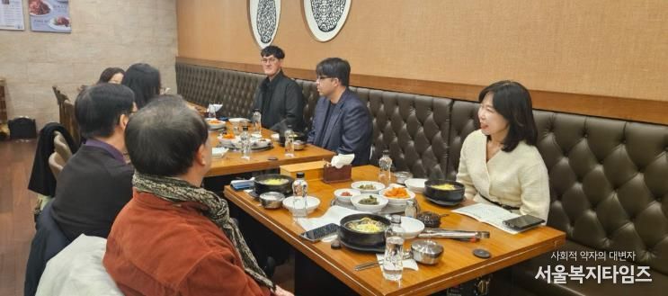 23일 윤은미 천안시 복지정책국장이 천안시지역아동센터연합회를 비롯한 기관·단체장과 오찬 간담회를 하고 있다.