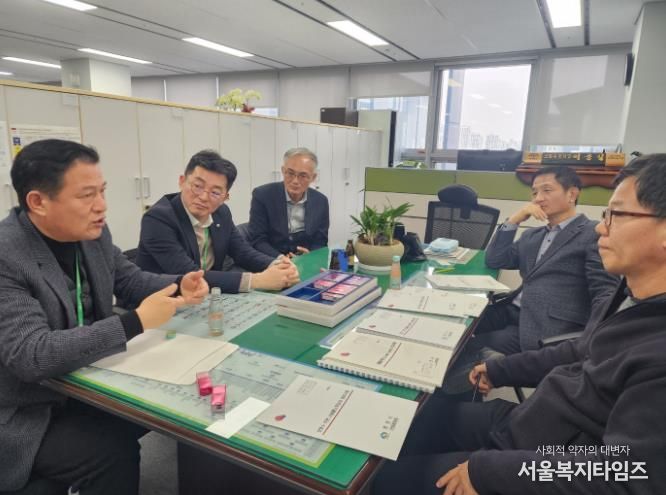 최훈규 천안시 공원녹지사업본부장이 23일 충남도청 산림자원과에 방문해 주요 현안 사업을 설명하고 있다.