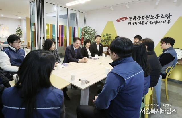최대호 안양시장이 신년을 맞아 2026년 1월 2일 전공노 경기지역본부 안양시지부를 방문해 공무원노조와 차담을 나누고 있다